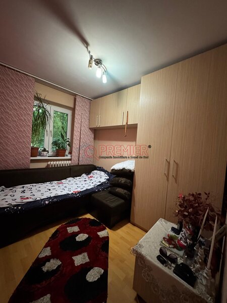 Piata Resita, sector 4, mobilat/ utilat, loc de parcare