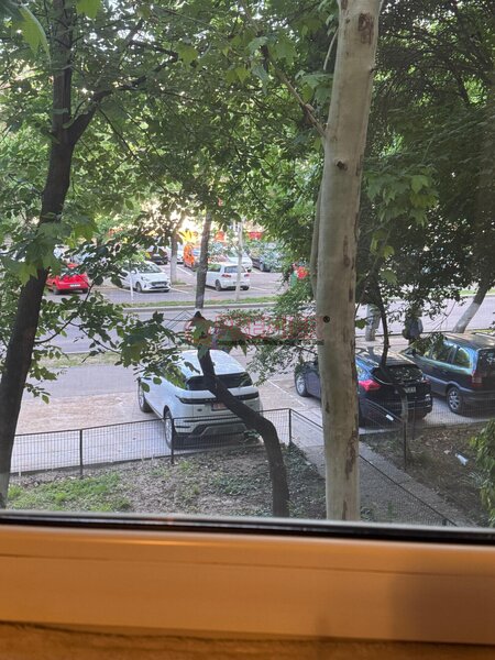Piata Resita, sector 4, mobilat/ utilat, loc de parcare